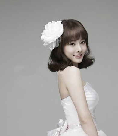 点击大图看下一张：这款韩式新娘短发发型，但是如果是类似的短烫发也可以搭配上简单的头花就成为简约的新娘发型了。