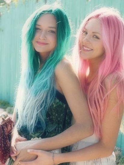 点击大图看下一张：如果你的闺蜜染了一头暖色的头发，那你就更加应该尝试绿色的染发啦。走在路上你们就是一道亮丽的风景。