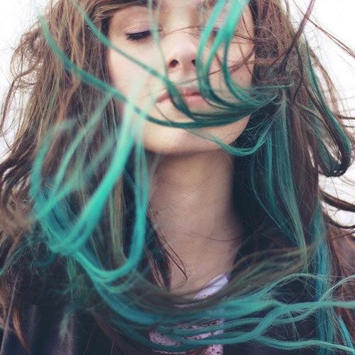 点击大图看下一张：绿色的发梢彩染让你看起来比满头绿毛更矜持，比一头棕发更时尚。犹豫不决的女生不妨先从发梢彩染开始尝试。