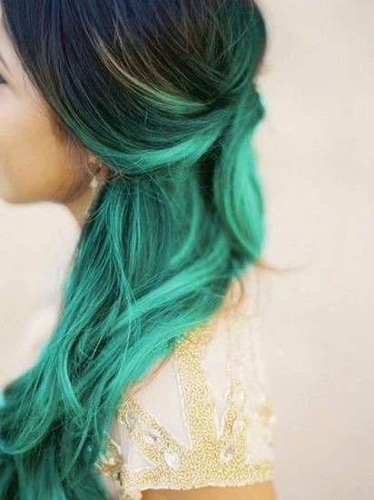 点击大图看下一张：绿色的染发就是这么毫无违和感，就算露出秀发本身的颜色也不会给整体造型减分！
