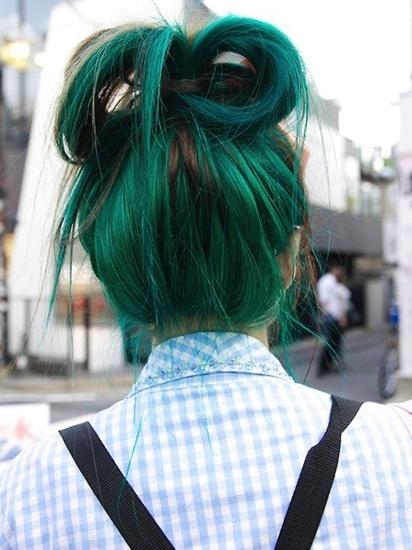 点击大图看下一张：绿色的染发真的很够味，不过这种颜色最适合白皙或是粉嫩的女生。不同的肤色应该搭配什么颜色的染发，小伙伴们你造吗？