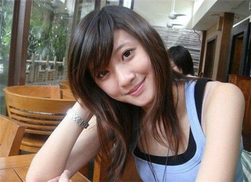 点击大图看下一张：斜刘海长碎发造型，打扮入时，笑起来甜美可爱，她就是台北师大校花林逸欣。
