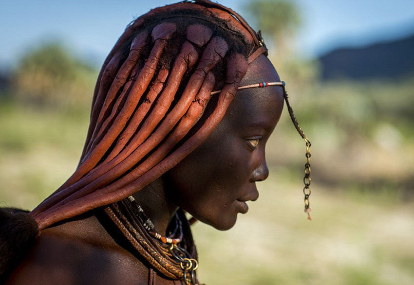 点击大图看下一张：对于留着长发绺的希姆巴族妇女来说，让这种发型保持完美状态是一个不小挑战。每天，她们要拿出几个小时打理自己的头发。与男性相比，希姆巴族女性更愿意坚持传统生活方式，包括发型和服饰在内。