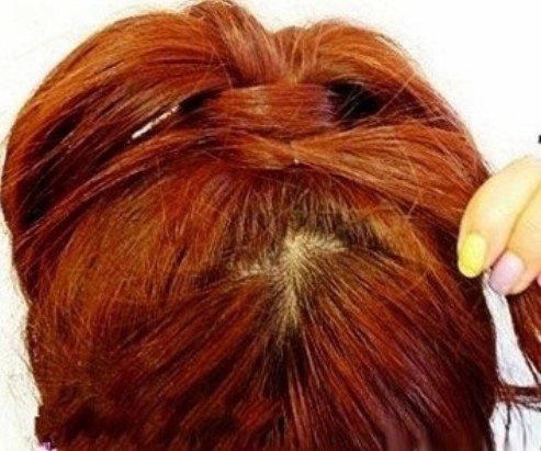 点击大图看下一张：韩式花苞头发型扎法步骤4、取出留下的小发束，向两发卷的的中间进行绕过。