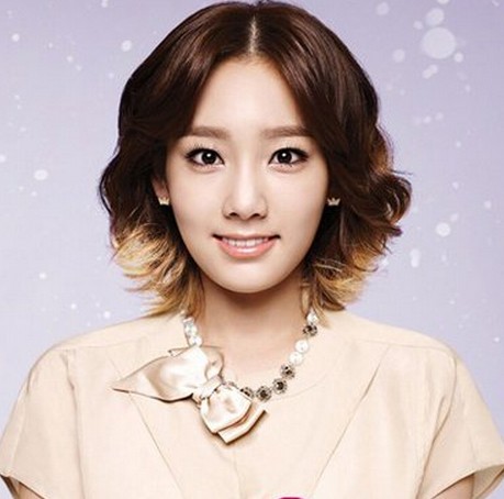 点击大图看下一张：最IN韩式修颜短发发型，中分的刘海修饰出女生的脸型，发尾处的金黄色挑染，尽显知性优雅范儿。