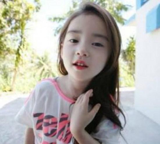 点击大图看下一张:斜梳的刘海,天然小美女拍可爱萌照。