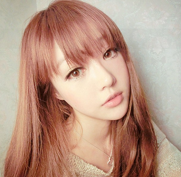 点击大图看下一张：这款韩式直发发型，简单的直发齐刘海，再搭配上超时髦的棕红染发颜色，清纯中却是那么的气质迷人魅力。