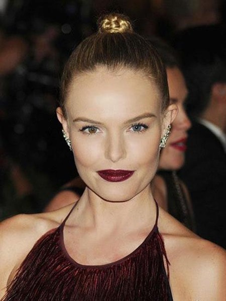 点击大图看下一张：田园编发花苞头，示范明星：Kate Bosworth，如果你的头发足够长，这款欧式田园编发花苞头是当仁不让的首选。将所有头发束于发顶，再编成一条麻花辫，然后在头顶盘成一个小圆髻即可，是不是非常的简单呢！