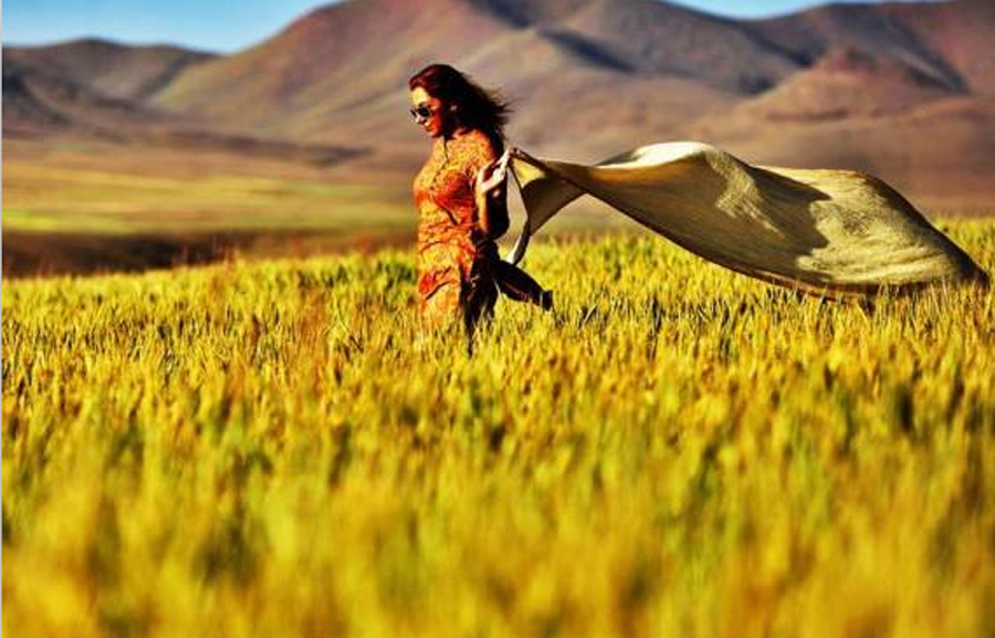 点击大图看下一张：近日，伊朗妇女们在社交媒体勇敢晒出自己摘掉面纱的照片，图中的女子任一头长发随风飞舞，充分享受自由。