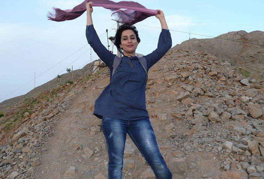 点击大图看下一张：近日，伊朗妇女们在社交媒体勇敢晒出自己摘掉面纱的照片，图中的女子任一头长发随风飞舞，充分享受自由。