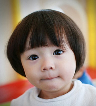 点击大图看下一张：这款可爱的宝宝锅盖头发型，齐刘海的设计，显得宝宝的眼睛超大超圆的！厚重的发量更是衬出了发型的特点。