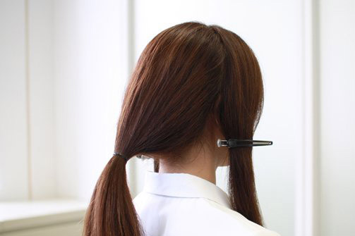 点击大图看下一张：长发变变波波的盘发步骤2：取出右侧的头发。