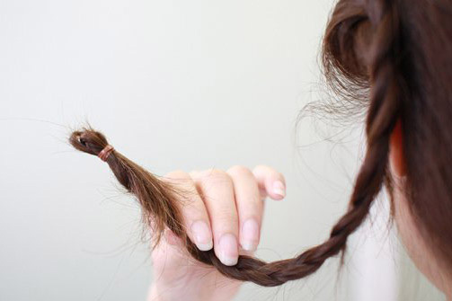 点击大图看下一张：长发变变波波的盘发步骤4：再取出左侧的头发也编成三股辫。
