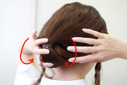 点击大图看下一张：长发变变波波的盘发步骤5：将脑后的头发不断重合内扣。