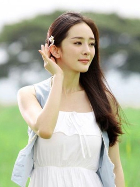 点击大图看下一张：杨幂发型，清新的长直发飘逸柔美，让杨幂变身清新校园美女，减龄效果明显，而且气质上超加分。