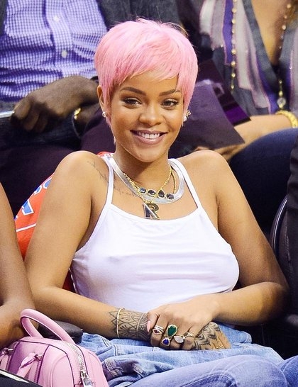 点击大图看下一张：Rihanna糖果色短发，时尚的嫩粉色绝对是回头率的必杀技。