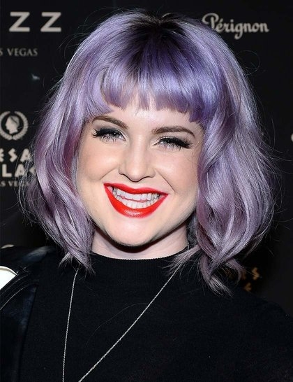 点击大图看下一张：Kelly Osbourne糖果色短发，淡紫色的梨花头搭配火焰红唇，时尚就是如此。