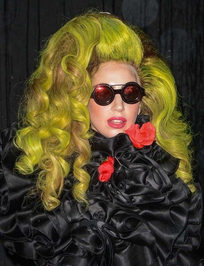 点击大图看下一张：Lady Gaga混搭的银绿色及棕色染发，超强的视觉冲击，敢于尝试敢于突破的时尚风。