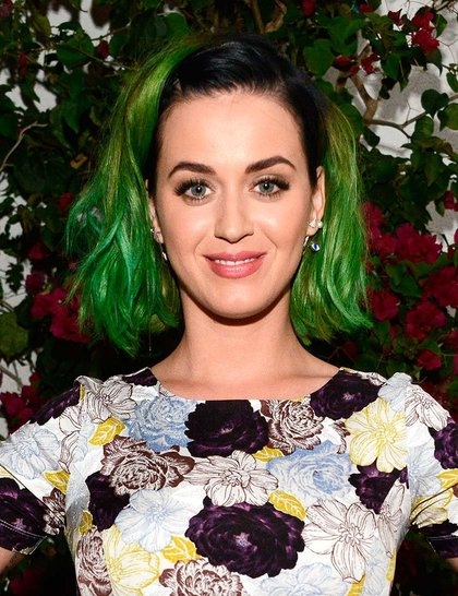 点击大图看下一张:Katy Perry翠绿的渐变染发,繁花丛中一点绿,美艳动人。