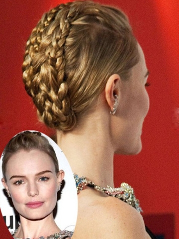 点击大图看下一张：Kate Bosworth×盘发辫子造型，正面看来简约，背面却复杂如艺术品的swept-back hairstyle，让众人目光聚焦在脖子上的璀璨配件，在视觉上取得平衡。