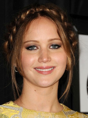 点击大图看下一张：Jennifer Lawrence×皇冠编发，Jennifer Lawrence将前额头发的部分拉出来，走的是较休闲的风格。