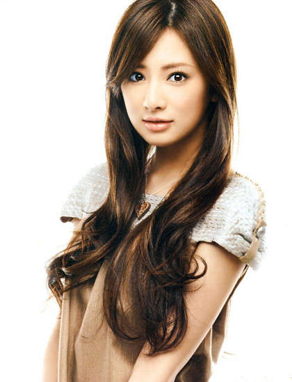 点击大图看下一张：说到日本的超人气气质女不得不提一提北川景子这位可爱的女生，巧克力色头发搭配柔美的公主烫卷发，透出甜美的气质。