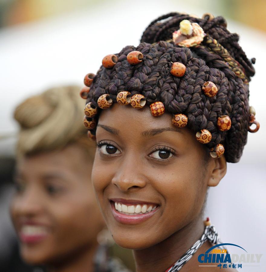 点击大图看下一张：据英国媒体报道，当地时间6月1日，哥伦比亚卡利举行第十届非洲式发型大赛。非洲姑娘们梳着华丽的发型闪亮登场，夺人眼球。 据悉，非洲式发型起源于奴隶时期。