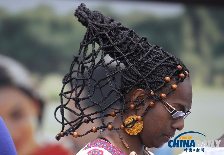 点击大图看下一张：当地时间6月1日，哥伦比亚卡利举行第十届非洲式发型大赛。图为一名妇女展示发型。