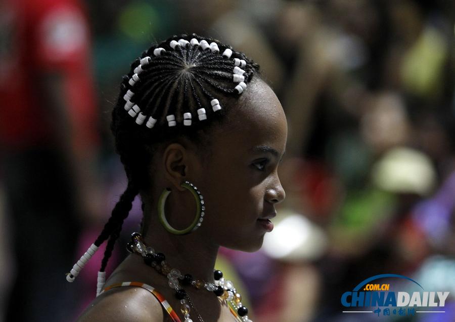 点击大图看下一张：当地时间6月1日，哥伦比亚卡利举行第十届非洲式发型大赛。图为一名妇女展示发型。