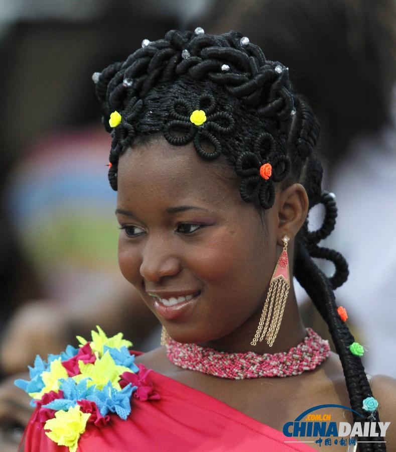 点击大图看下一张：地时间6月1日，哥伦比亚卡利举行第十届非洲式发型大赛。图为一名妇女展示发型。