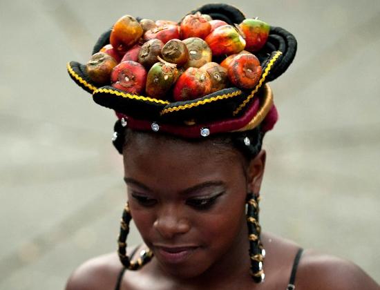 点击大图看下一张：据英国媒体报道，近日哥伦比亚卡利举行第十届非洲式发型大赛。非洲姑娘们梳着华丽的发型闪亮登场，夺人眼球。据悉，非洲式发型起源于奴隶时期，妇女们结束工作后给孩子们梳头。图为一名女子展示发型。