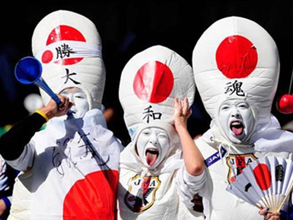 点击大图看下一张：日本国旗的奇怪帽子，搭配白茫茫的彩绘脸显得比较怪异。来自日本的朋友们，你们很热么?干嘛都把舌头伸出来...大和魂...你们是想告诉我们你们的灵魂长这样?涨姿势了!