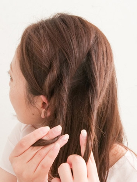 点击大图看下一张：step4：再从脑后取出一束头发也扭转成发辫。