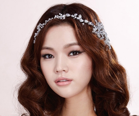 点击大图看下一张：大波浪的卷发也可以成为十分有范的韩式新娘发型，只需要一个精致的水晶发箍或者是钻石皇冠就可以变的十分大气。