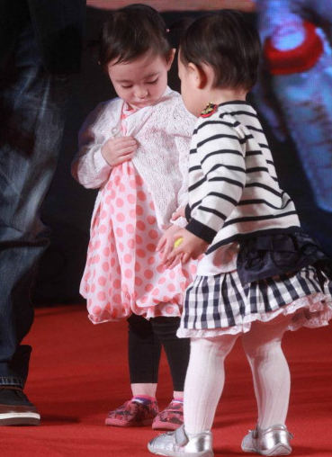 点击大图看下一张：浙江卫视爸爸回来了发布会上，李小鹏女儿奥利威亚(左一)贾乃亮女儿小甜馨(右一)在玩耍。