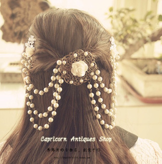 点击大图看下一张：韩式新娘盘发造型之华丽珍珠盘发，用珍珠链装饰的新娘盘发，真的很有华丽感哦！这样的盘发很叫人心动！大大的珍珠显得新娘很高贵！