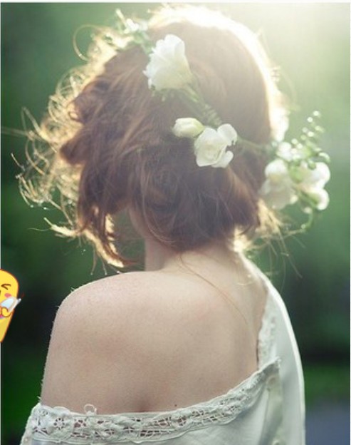 点击大图看下一张：韩式新娘盘发造型之唯美花朵盘发，很有层次感的盘发，加上一点花朵的装饰更显清纯唯美。很喜欢这样的盘发发型~~