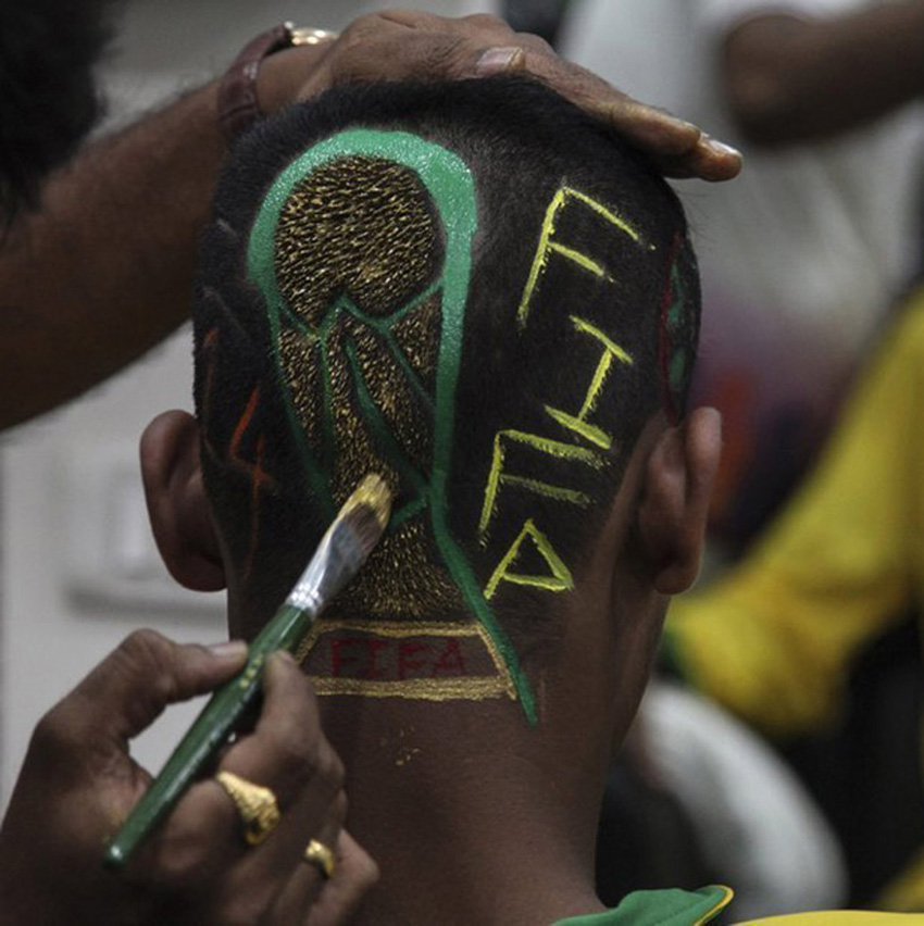 点击大图看下一张：2014年巴西世界杯即将开幕，巴西当地球迷为迎世界杯剪足球主题发型。
