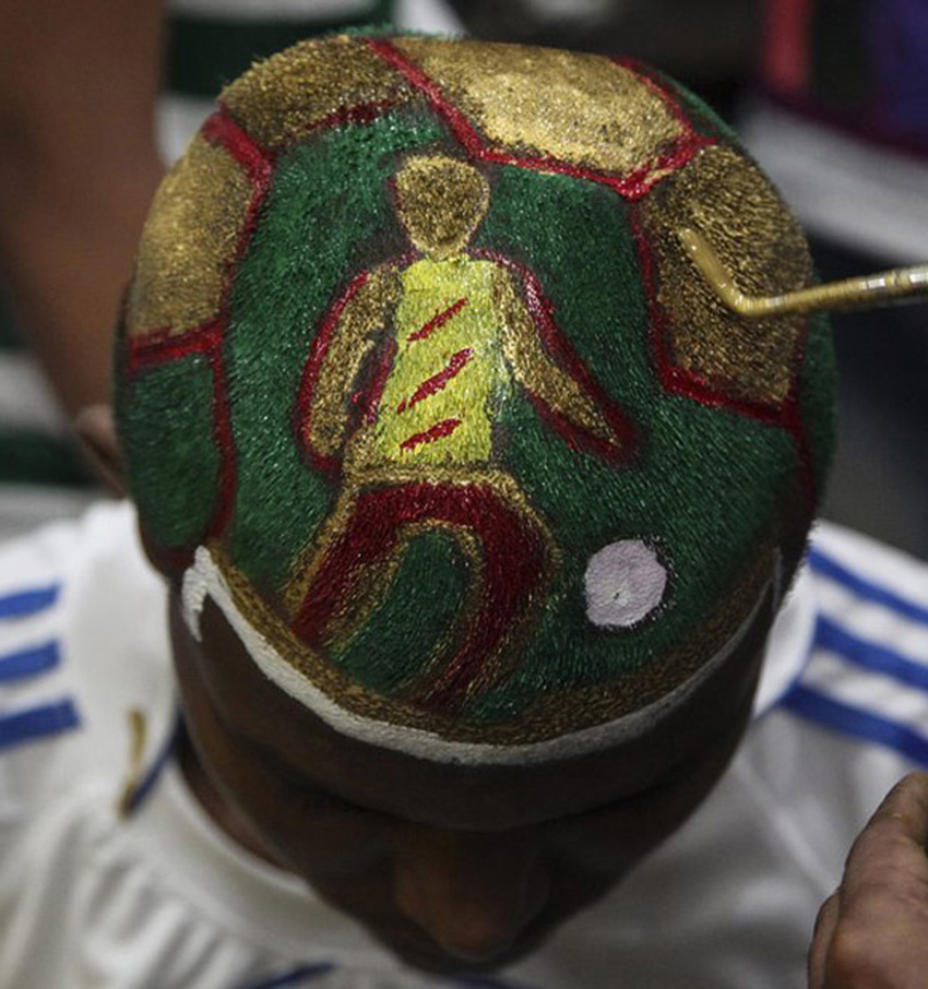 点击大图看下一张：2014年巴西世界杯即将开幕，巴西当地球迷为迎世界杯剪足球主题发型。