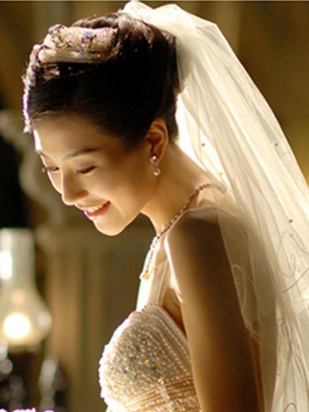 点击大图看下一张：养眼好看的韩式新娘长发发型，乌黑发丝轻盈柔美，搭配典雅的发饰，一款显端庄典雅气质的新娘盘发，复古清新。