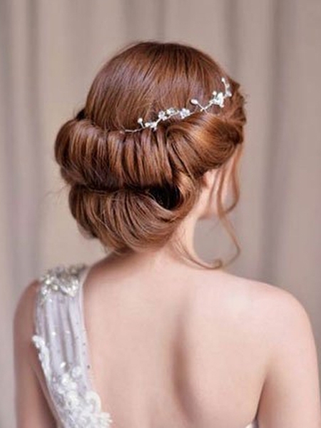 点击大图看下一张：简单盘发+蕾丝花朵珍珠发饰，如果你的发型简单，那就用发饰吸引目光吧，蕾丝、绢花、珍珠组合而成的甜美发饰，非常适合温柔的新娘