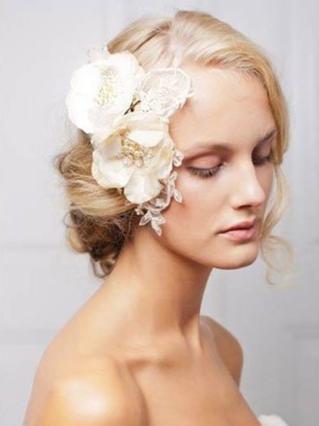 点击大图看下一张：简单盘发+蕾丝花朵珍珠发饰，如果你的发型简单，那就用发饰吸引目光吧，蕾丝、绢花、珍珠组合而成的甜美发饰，非常适合温柔的新娘。