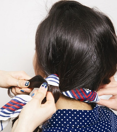 点击大图看下一张：step2：将发带的一端别进发束一起编成三股辫。