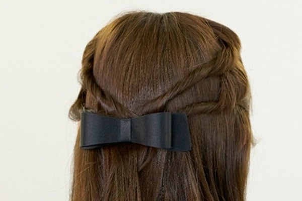 点击大图看下一张：Step 4：利用喜爱的发夹在辫子的固定区域进行最终步的固定与装饰。