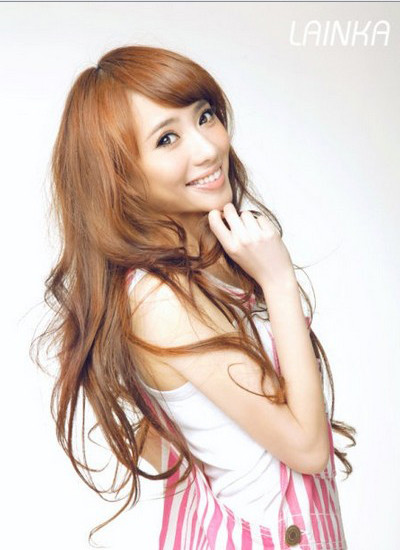 点击大图看下一张：刘萌萌这款女生长发发型，时尚的亚麻色染色，凸显了白皙的皮肤。