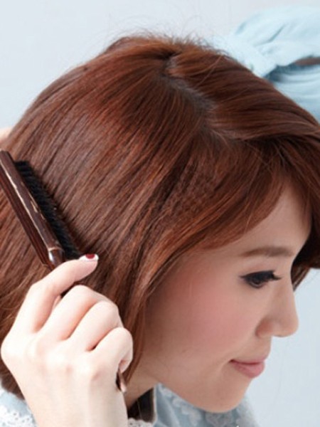 点击大图看下一张：step5：再用梳子将头发梳理蓬松自然。