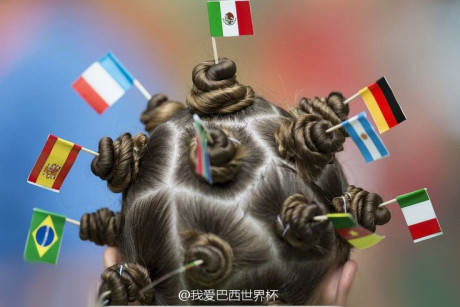 点击大图看下一张：如果你是个铁杆球迷，去现场看世界杯起码得把自己打扮一番，不过染这些颜色的发型真有难度！最后东亚某国那个简直就。。。。。。哈哈