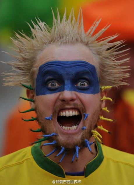 点击大图看下一张：世界杯看台上炫目的球迷发型图片