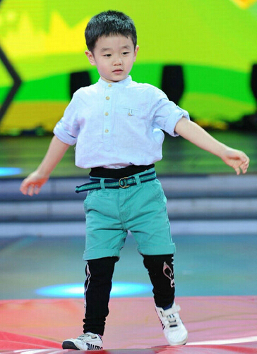 点击大图看下一张：杨威的儿子是里面最呆萌的孩子，可爱的小眼睛，小寸头，一身潮流的装扮，帅气的小型男范。