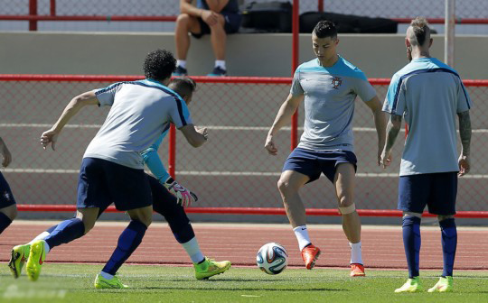 点击大图看下一张:此前,据说C罗为了鼓励一名做了脑外科手术的小球迷而改变了发型并为他支付了医药费,而今天C罗索性剔去了两侧的头发,只留下中间的一部分。